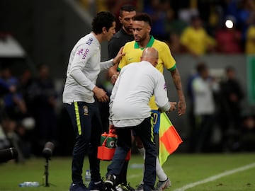 El delantero brasileño del PSG Neymar Júnior sufrió un esguince de tobillo en el encuentro de la selección brasileña frente a Qatar y se perderá la Copa América, que empieza el día 15 de este mismo mes.