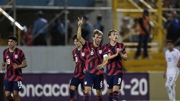 AME862. SAN PEDRO SULA (HONDURAS), 01/07/2022.- Daniel Edelman (c) de Estados Unidos celebra junto a sus compañeros, durante un partido por las semifinales del pre-mundial sub-20 de la Concacaf, disputado hoy en el estadio Francisco Morazán de la ciudad de San Pedro Sula (Honduras). EFE/José Valle