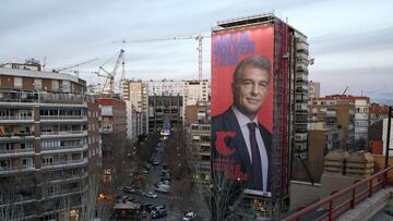 Laporta pone una pancarta gigante junto al Bernabéu