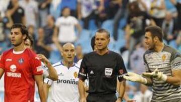 <b>GROTESCO. </b>Roberto protesta a Muñiz Fernández tras señalar penalti. El árbitro no sabía a quién debía expulsar y amonestó al portero por preguntárselo.