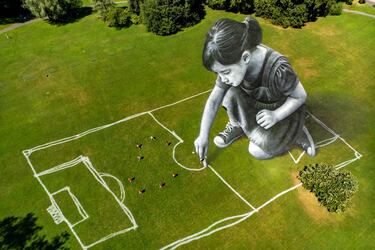 Esta imagen muestra la última obra del artista franco-suizo Saype en el Parc de la Grange en Ginebra. Saype es conocido
por sus pinturas efímeras a gran escala sobre césped, y utiliza para su elaboración materiales ecológicos. El Parc
de la Grange, con vistas al lago Lemán, es un lugar emblemático de la capital suiza, lo que da más dimensión a la obra.