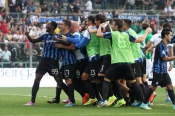 Carlos Carmona y sus compañeros celebran el 1-0 de Richmond Boakye.