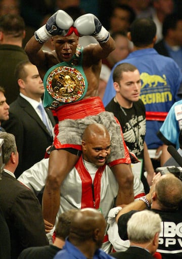 Floyd Mayweather se enfrent車 a Ricky Hatton el 8 de diciembre de 2007 en el MGM Grand Garden Arena de Las Vegas por el CMB del peso welter. Fue campe車n del mundo en dos categor赤as de peso: welter y superligero.
El brit芍nico sali車 con el cintur車n en mente. Empez車 bien, incluso conect車 una izquierda en la mand赤bula de Mayweather que le hizo perder el equilibrio. Pero el estadounidense aguant車 y, cuando Hatton empez車 a cansarse, aprovech車 para conectar sus mejores manos y tom車 el control del combate. Mand車 a la lona al brit芍nico en varias ocasiones hasta que en el d谷cimo asalto termin車 el combate.
