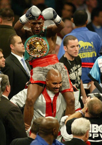 Floyd Mayweather se enfrentó a Ricky Hatton el 8 de diciembre de 2007 en el MGM Grand Garden Arena de Las Vegas por el CMB del peso welter. Fue campeón del mundo en dos categorías de peso: welter y superligero. 
El británico salió con el cinturón en mente. Empezó bien, incluso conectó una izquierda en la mandíbula de Mayweather que le hizo perder el equilibrio. Pero el estadounidense aguantó y, cuando Hatton empezó a cansarse, aprovechó para conectar sus mejores manos y tomó el control del combate. Mandó a la lona al británico en varias ocasiones hasta que en el décimo asalto terminó el combate.
