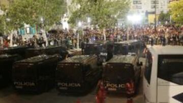 Furgones de la Polic&iacute;a tras finalizar el partido Zaragoza-Atl&eacute;tico de Madrid.