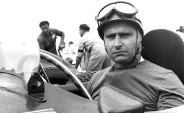 El ex piloto de velocidad argentino es considerado uno de los mejores de la historia. Consiguió cinco Campeonatos Mundiales de Fórmula 1, todos ellos después de los 40 años, el primero en la temporada 1951 y cuatro de forma consecutiva entre 1954 y 1957. 