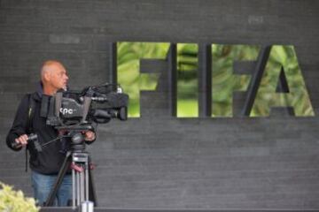 El director de Comunicaciones de la FIFA, Walter De Gregorio (al fondo), comparece en rueda de prensa en la sede de la FIFA en Zúrich (Suiza) hoy, 27 de mayo.