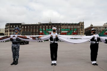 Desfile por la Independencia rinde homenaje a héroes de la salud