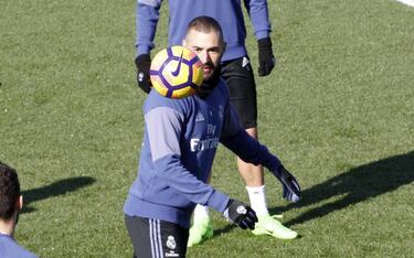 Valencia - Real Madrid team news: Bale starts on the bench