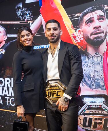 Ilia Topuria muestra el cinturón de campeón de la UFC en la rueda de prensa en el Hotel Rosewood Villa Magna.