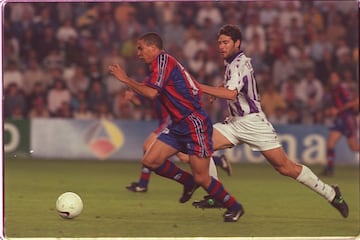 En 1996, Ronaldo firmaba un contrato con el F.C. Barcelona por 8 años, y el club catalán pagaba al PSV 20 millones de dólares. En los meses de verano de 1997, incluso antes de terminarse la temporada de fútbol, Ronaldo dejó el Barcelona con intención de fichar por un equipo italiano que resultó ser el Inter de Milán.