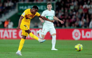 0-2. Ansu Fati sale con el balón al contragolpe desde el medio del campo, Mascarell le aguanta reculando mientras Lewandowski arrastra al resto de rivales. El canterano del Barcelona, tras llegar al borde del área, suelta un derechazo cruzado y raso para batir a Edgar Badía.