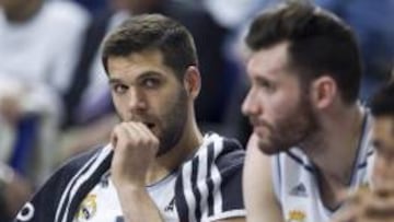 ABATIDOS. Felipe Reyes y Rudy Fernández ven desde el banquillo el claro triunfo del Fenerbahçe.
BALONCESTO