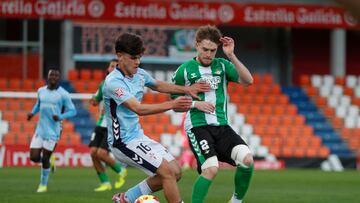 Masqué y Hugo Pérez pugnan por el balón durante la semifinal de la Copa del Rey Juvenil entre el Celta y el Betis.