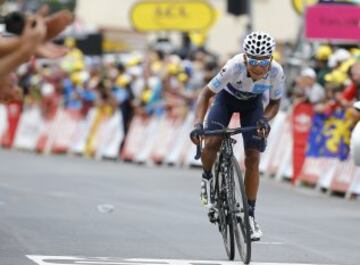 Nairo Quintana esprinta hacia la meta de La Toussuire.