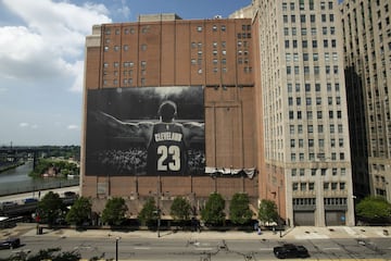 Operarios trabajando en la retirada del cartel del alero, LeBron James, en Cleveland (Ohio) tras el anuncio de su fichaje por los Ángeles Lakers. 