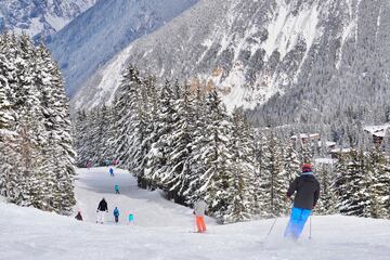 Cuenta con un nutrido número de restaurantes con estrella Michelin y tiendas exclusivas. Courchevel es considerado uno de los 10 lugares más caros para vivir.

