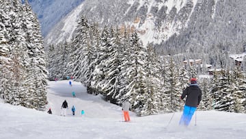 Es la primera estación de esquí construida en los Alpes, tras la Segunda Guerra Mundial. Disfrutar del esquí en este complejo es tan caro que se le conoce como el St. Tropez de invierno.