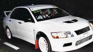 <b>IMAGEN INÉDITA.</B> No, no es que Carlos Sainz vaya a pasarse a Mitsubishi, sólo se entrena en los tramos con uno de ellos.