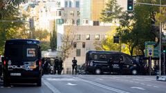 Agentes de Policía en la Embajada de EEUU en Madrid donde se ha recibido un paquete bomba, a 1 de diciembre de 2022, en Madrid (España). La Embajada de EEUU en Madrid ha detectado un sexto paquete con material pirotécnico de "características similares" a los neutralizados. En concreto, ha sido interceptado en el filtro de seguridad de la legación y se ha activado el protocolo policial pertinente. En dos días se han contabilizado un total de cincos paquetes o cartas explosivas dirigidas a la embajada de Ucrania en España, la empresa zaragozana Instalaza, la base militar de Torrejón, el ministerio de Defensa y el presidente del Gobierno.
01 DICIEMBRE 2022;EMBAJADA DE EEUU;SEXTO;PAQUETE;BOMBA;PIROTECNIA;PROTOCOLO;EXPLOSIVOS
Eduardo Parra / Europa Press
01/12/2022