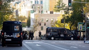 Agentes de Policía en la Embajada de EEUU en Madrid donde se ha recibido un paquete bomba, a 1 de diciembre de 2022, en Madrid (España). La Embajada de EEUU en Madrid ha detectado un sexto paquete con material pirotécnico de "características similares" a los neutralizados. En concreto, ha sido interceptado en el filtro de seguridad de la legación y se ha activado el protocolo policial pertinente. En dos días se han contabilizado un total de cincos paquetes o cartas explosivas dirigidas a la embajada de Ucrania en España, la empresa zaragozana Instalaza, la base militar de Torrejón, el ministerio de Defensa y el presidente del Gobierno.
01 DICIEMBRE 2022;EMBAJADA DE EEUU;SEXTO;PAQUETE;BOMBA;PIROTECNIA;PROTOCOLO;EXPLOSIVOS
Eduardo Parra / Europa Press
01/12/2022