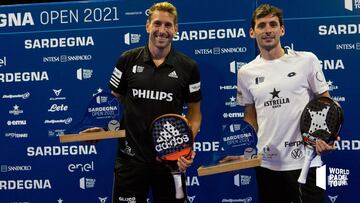 Alejandro Ruiz y Franco Stupaczuk posan con los trofeos de campeones en categor&iacute;a masculina del Abierto de Cerde&ntilde;a del World P&aacute;del Tour.