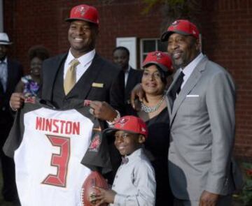 No hubo sorpresas con el número 1. Como se esperaba, los Tampa Bay Buccaneers eligieron al quarterback Jameis Winston. En la foto, Jameis (que no estuvo presente en el draft) posa con su nueva camiseta junto a su familia.