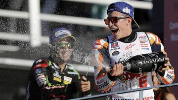 Marc Márquez celebrando su título en el podio de Cheste.