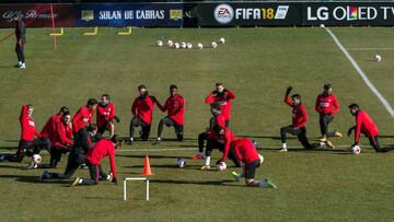 GRAF342. MAJADAHONDA, 08/01/2018.- Los jugadores del Atlético de Madrid durante el entrenamiento realizado hoy en la Ciudad Deportiva Wanda de Majadahonda para preparar el partido de vuelta de los octavos de final de la Copa del Rey que el conjunto