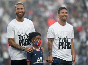 En un verano de mucha incertidumbre sobre el futuro de Mbapp¨¦, el PSG acab¨® reteniendo a su estrella y lo que es a¨²n m¨¢s importante: en agosto se hizo con los servicios de Messi y Sergio Ramos, que hab¨ªan terminado sus contratos con Barcelona y Real Madrid, y form¨® junto a Neymar y compa?¨ªa un equipo de superestrellas, m¨¢s medi¨¢tico que se recuerda desde el Madrid de los Gal¨¢cticos.