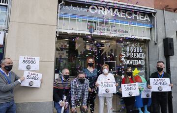 Los loteros de la administración Ormaechea en Bilbao, celebran uno de los quintos premios repartidos con el número 55483.