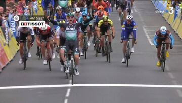 Sam Bennett celebra su triunfo en Dauphiné.