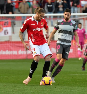 El central, de 32 años, lleva sin equipo desde abril. El de Alzira ha pasado por Eibar, Deportivo, San Roque de Lepe, Cádiz, Málaga, CSKA de Sofía, Nástic de Tarragona, Derby County y Elche sumando 239 encuentros.