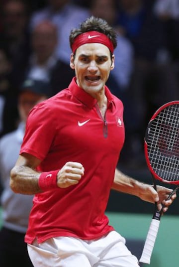 Roger Federer celebra tras vencer a Richard Gasquet para el primer título de Suiza en Copa Davis.