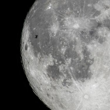 La Estación Espacial Internacional (EEI) orbita la Tierra, con la Luna en segundo plano, vista desde Szurdokpuspoki, en el norte de Hungría.

