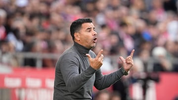 GIRONA, 21/12/2025.- El entrenador del Girona Míchel reacciona durante partido de Liga que disputan Girona y Atlético de Madrid en el estadio de Montilivi. EFE/ David Borrat