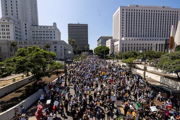 Manifestantes abandonan el Ayuntamiento y se dirigen al Centro de Detención Metropolitano durante una protesta contra las redadas federales de inmigración, en el centro de Los Ángeles.
