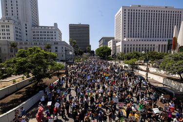 Manifestantes abandonan el Ayuntamiento y se dirigen al Centro de Detención Metropolitano durante una protesta contra las redadas federales de inmigración, en el centro de Los Ángeles.