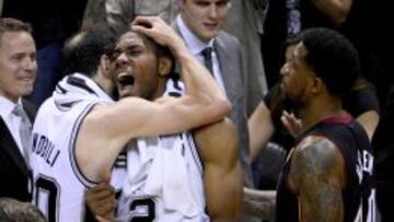 Ginóbili abraza a Leonard en presencia de Haslem.