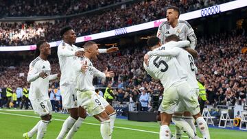 MADRID, 22/12/2024.- Los jugadores del Real Madrid celebran uno de sus goles durante el partido de LaLiga entre el Real Madrid y el Sevilla, este domingo en el estadio Santiago Bernabéu. EFE/ JuanJo Martín
