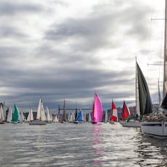 Llega la espectacular Regata del Gallo con 80 barcos bajo el Puente Colgante