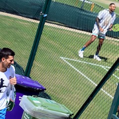 Djokovic y Kyrgios se vacilan por las redes antes de la final