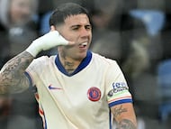 Enzo Fernández, jugador del Chelsea, celebra el gol anotado ante el Leicester City.