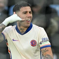 Golpe encima de la mesa de Enzo