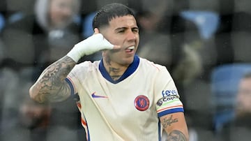 Enzo Fernández, jugador del Chelsea, celebra el gol anotado ante el Leicester City.