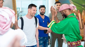Leo Messi, jugador del Paris Saint-Germain, es recibido a su llegada a Arabia Saudí.