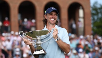 ATLANTA, GEORGIA - AUGUST 24: Tommy Fleetwood of England celebrates with the Fedex Cup trophy after winning the final round of the TOUR Championship 2025 at East Lake Golf Club on August 24, 2025 in Atlanta, Georgia. Jared C. Tilton/Getty Images/AFP (Photo by Jared C. Tilton / GETTY IMAGES NORTH AMERICA / Getty Images via AFP)