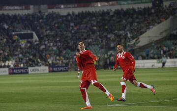 Un gol de Reyes dio inicio a la remontada sevillista en el Villamarín en el Euroderbi de 2014, año en el que el Sevilla acabó ganando la Europa League.