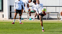 Kluivert mira a Castillejo en el entrenamiento.