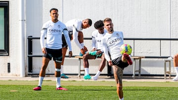 Kluivert mira a Castillejo en el entrenamiento.